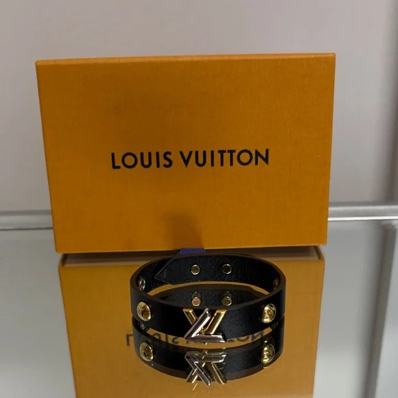 👛Host Pick👛 Louis Vuitton Black and Gold “Twist” Leather Bracelet - Picture 3 of 8
